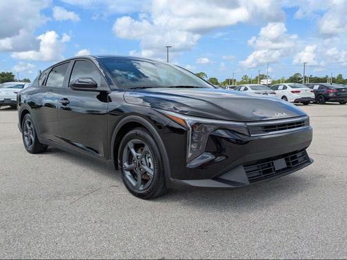Aurora Black Pearl 2025 Kia K4 LXS