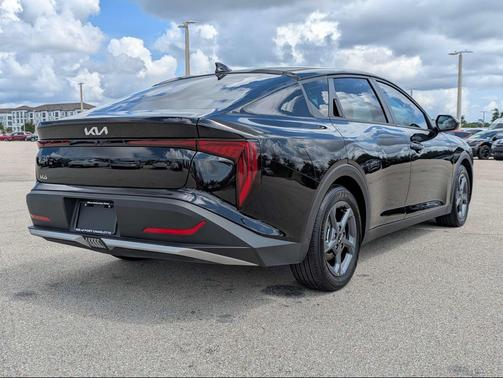 Aurora Black Pearl 2025 Kia K4 LXS