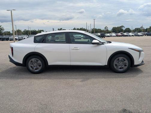 Snow White Pearl 2026 Kia K4 LX