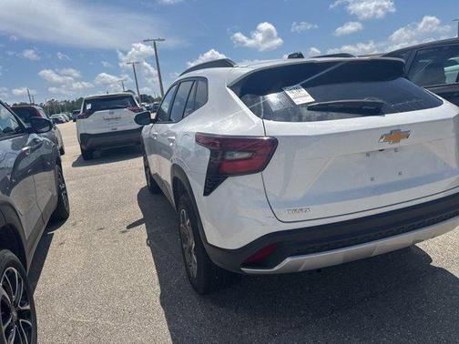 Summit White 2025 Chevrolet Trax LT