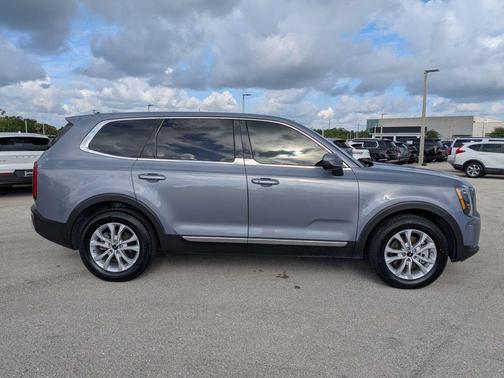 Everlasting Silver 2022 Kia Telluride LX
