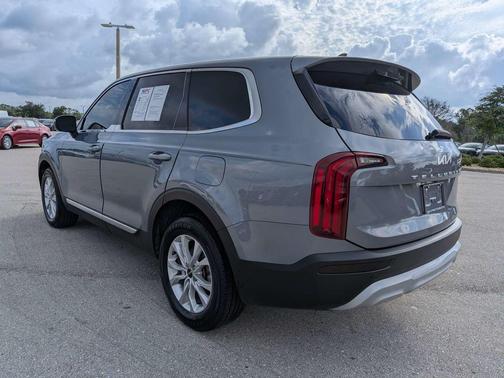 Everlasting Silver 2022 Kia Telluride LX