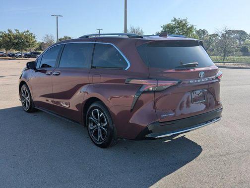 2025 Toyota Sienna Platinum