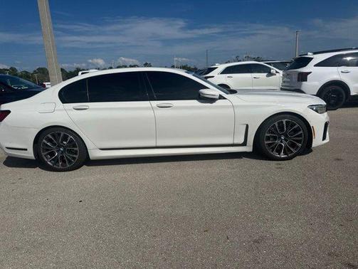 Alpine White 2022 BMW 750 i xDrive