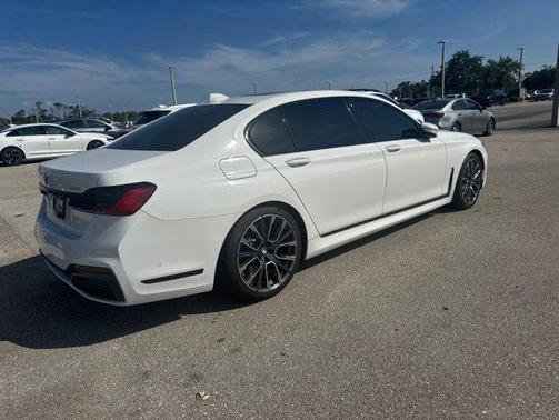 Alpine White 2022 BMW 750 i xDrive
