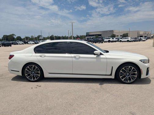 Alpine White 2022 BMW 750 i xDrive