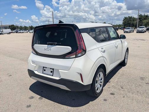 Snow White Pearl 2023 Kia Soul LX