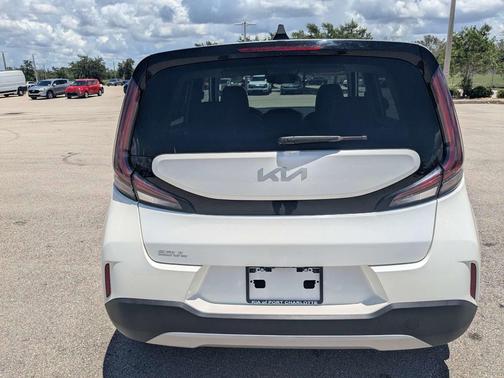 Snow White Pearl 2023 Kia Soul LX