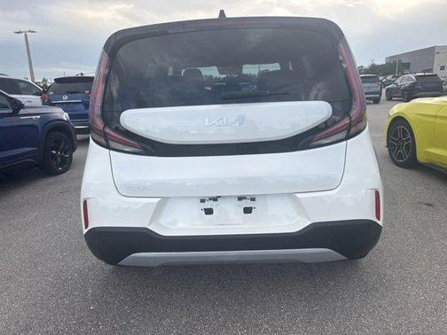 Snow White Pearl 2023 Kia Soul LX