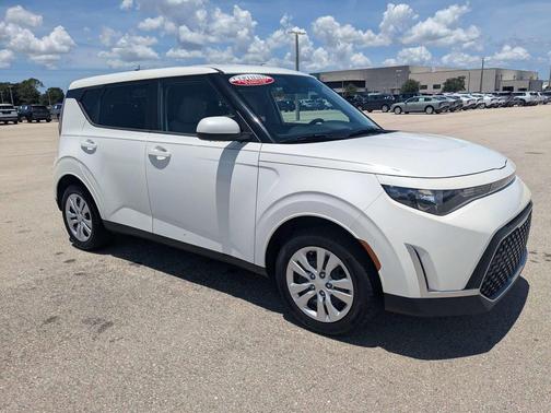 Snow White Pearl 2023 Kia Soul LX