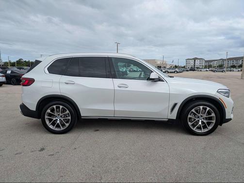 Mineral White Metallic 2023 BMW X5 xDrive40i