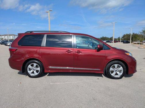 2020 Toyota Sienna LE