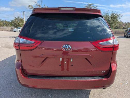 2020 Toyota Sienna LE