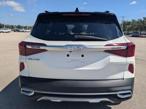 Clear White/Black Roof 2023 Kia Seltos S