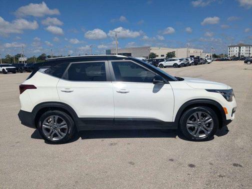 Clear White/Black Roof 2023 Kia Seltos S