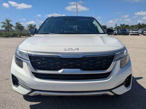 Clear White/Black Roof 2023 Kia Seltos S