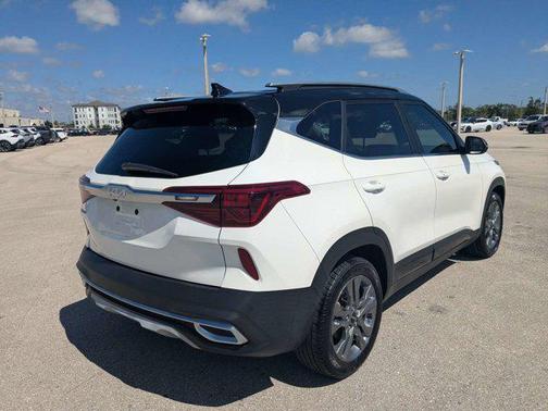 Clear White/Black Roof 2023 Kia Seltos S