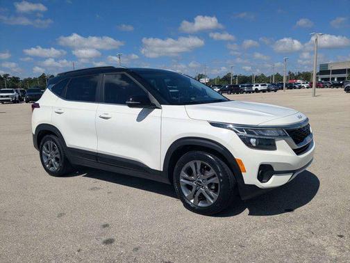 Clear White/Black Roof 2023 Kia Seltos S