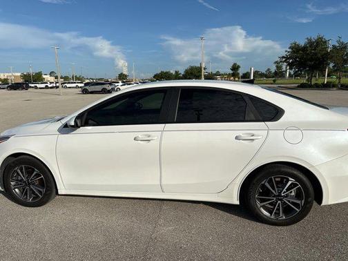 Snow White Pearl 2022 Kia Forte LXS