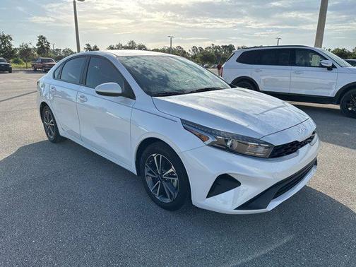 Snow White Pearl 2022 Kia Forte LXS