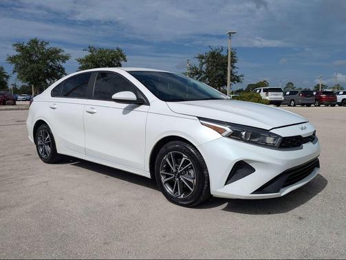 Snow White Pearl 2022 Kia Forte LXS