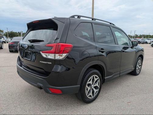 Crystal Black Silica 2024 Subaru Forester Premium