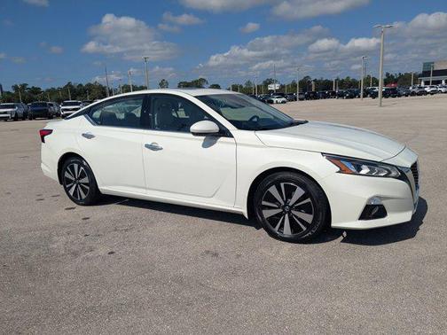 Pearl White Tricoat 2020 Nissan Altima 2.5 SL