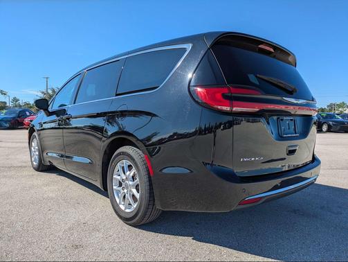 Diamond Black Crystal Pearlcoat 2024 Chrysler Pacifica Touring L