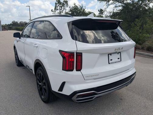 Glacial White Pearl 2023 Kia Sorento SX