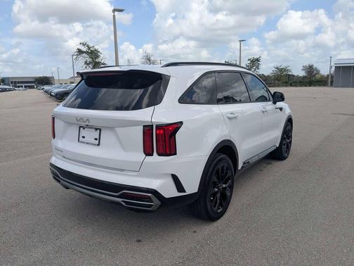 Glacial White Pearl 2023 Kia Sorento SX