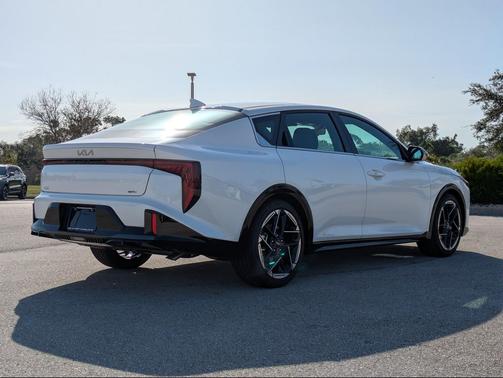 Snow White Pearl 2026 Kia K4 GT-Line