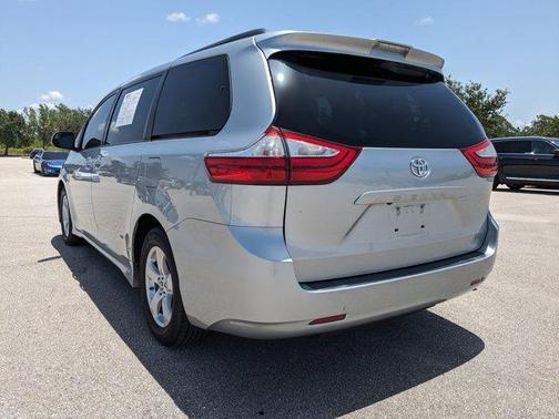 2019 Toyota Sienna LE