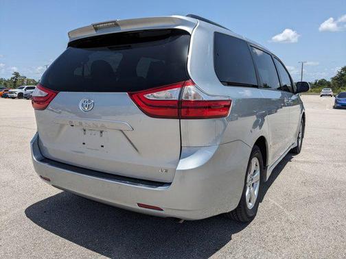 2019 Toyota Sienna LE