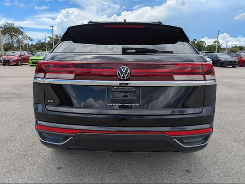 Deep Black Pearl 2024 Volkswagen Atlas Cross Sport 2.0T SE