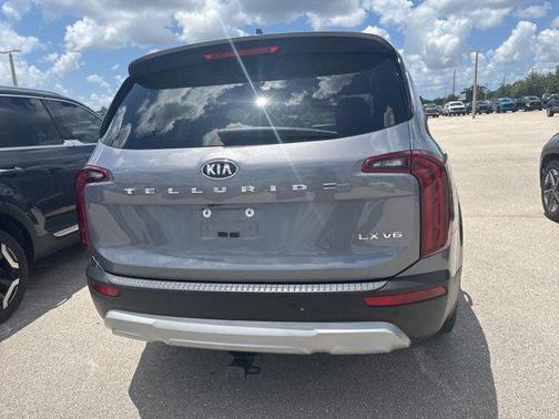 Everlasting Silver 2020 Kia Telluride LX