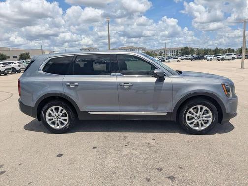 Everlasting Silver 2020 Kia Telluride LX