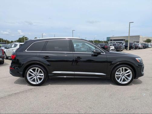 Mythos Black Metallic 2025 Audi Q7 55 Premium Plus