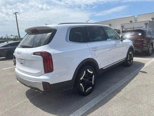 Glacial White Pearl 2024 Kia Telluride S