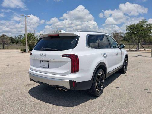 Glacial White Pearl 2024 Kia Telluride S