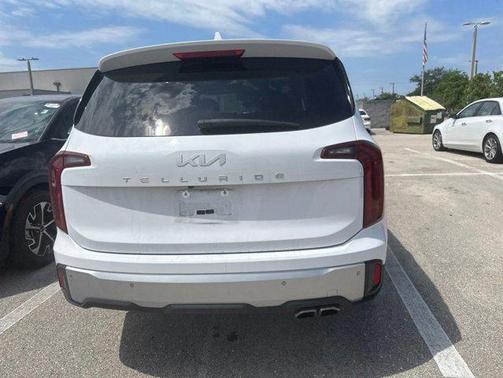 Glacial White Pearl 2024 Kia Telluride S