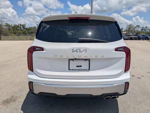 Glacial White Pearl 2024 Kia Telluride S