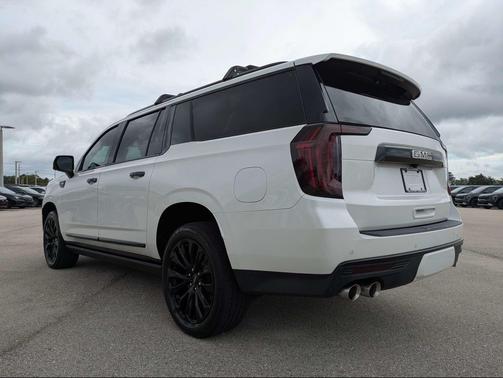 White Frost Tricoat 2022 GMC Yukon XL Denali