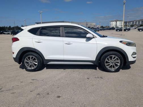 Dazzling White 2017 Hyundai TUCSON SE Plus