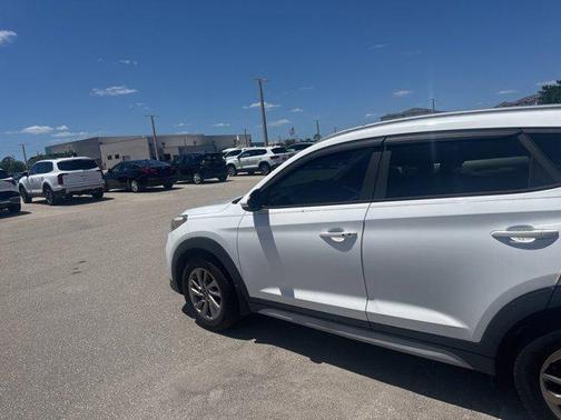 Dazzling White 2017 Hyundai TUCSON SE Plus
