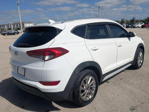 Dazzling White 2017 Hyundai TUCSON SE Plus