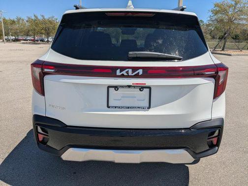 Snow White Pearl 2026 Kia Seltos S