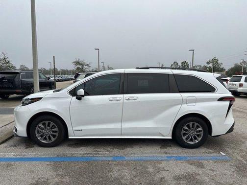2021 Toyota Sienna LE