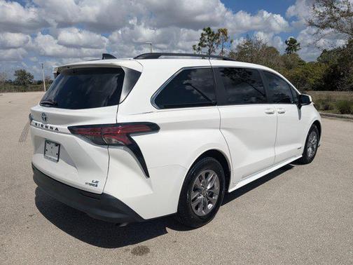 2021 Toyota Sienna LE