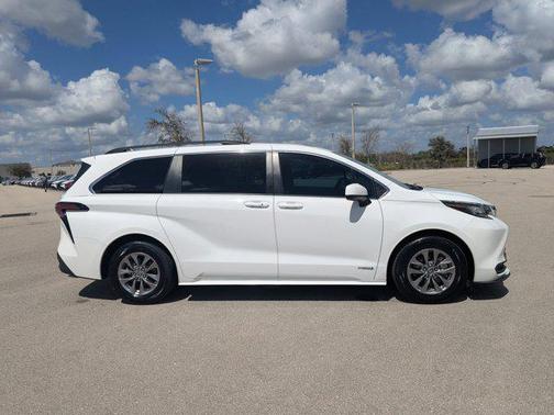 2021 Toyota Sienna LE