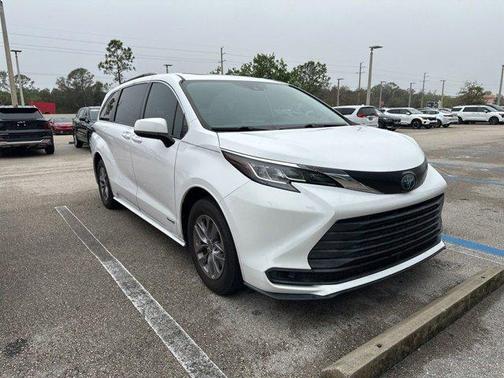 2021 Toyota Sienna LE